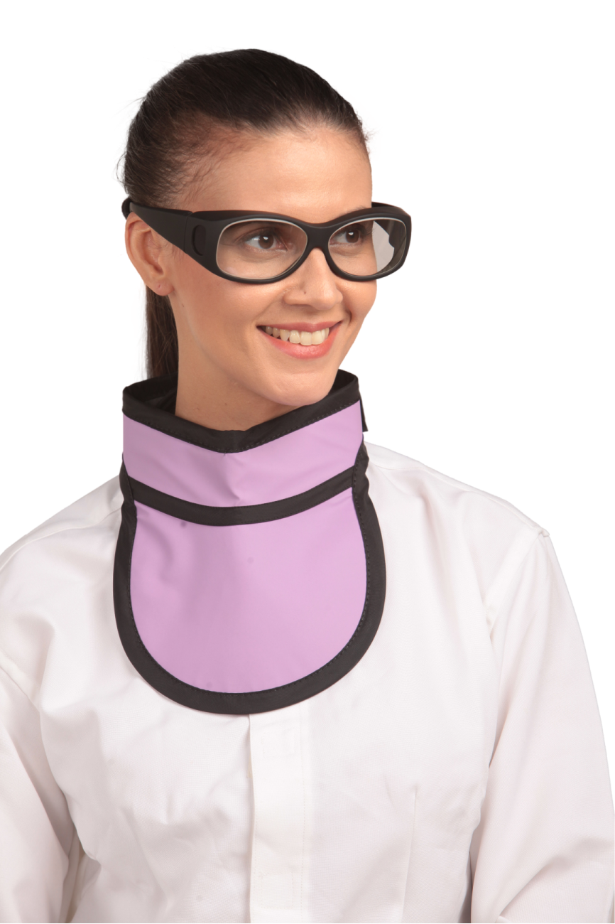 Left-side frontal view of a female model wearing a Liliac thyroid collar “Slim” with black lines around the edges.