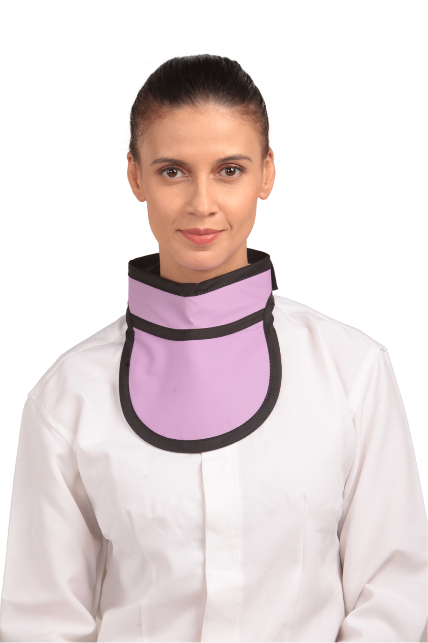 Frontal view of a female model wearing a Liliac thyroid collar “Slim” with black lines around the edges.