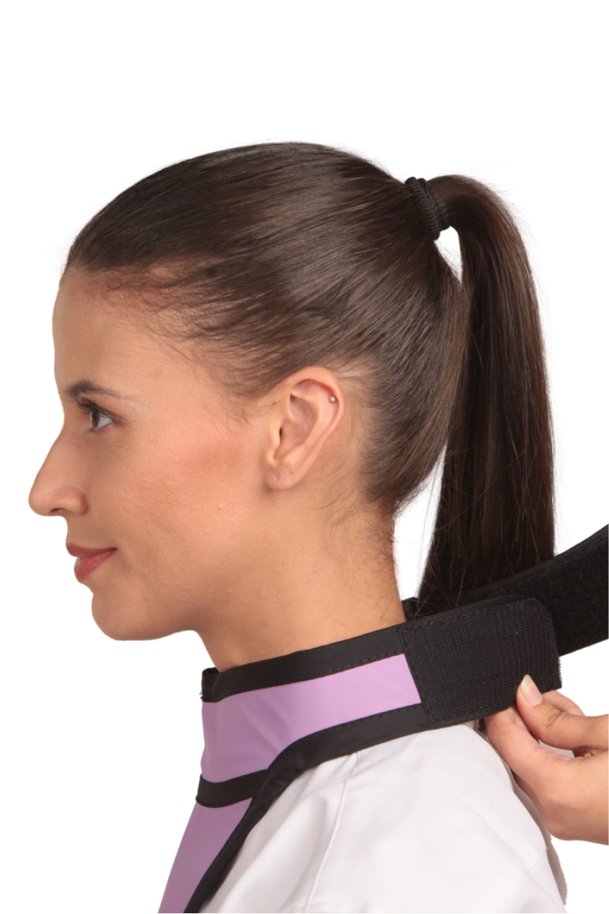 Left side view of a female model wearing a Liliac thyroid collar “Slim” with black lines around the edges and a velcro fastener at the back. 