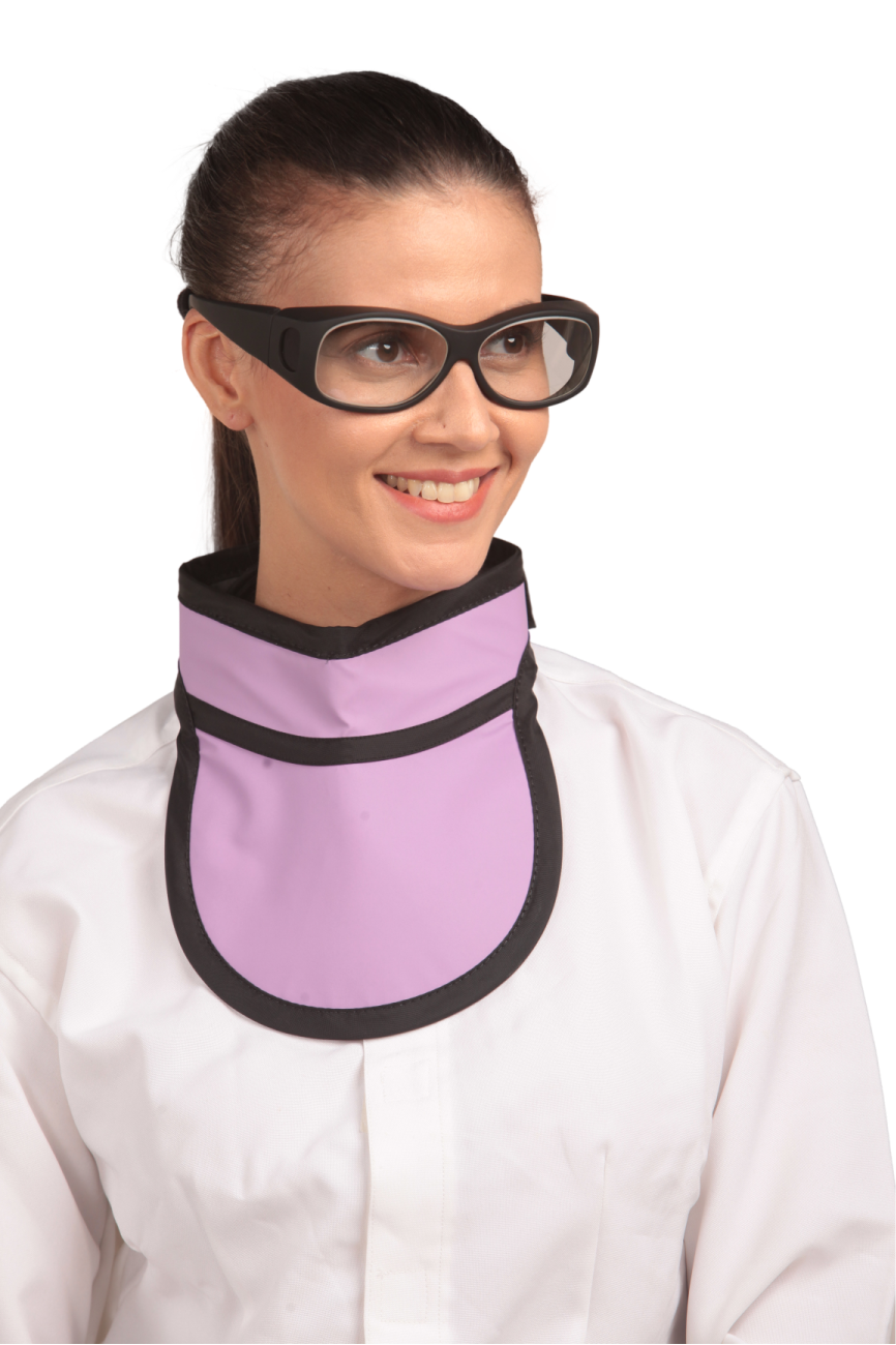 Left-side frontal view of a female model wearing a Liliac thyroid collar “Slim” with black lines around the edges. 