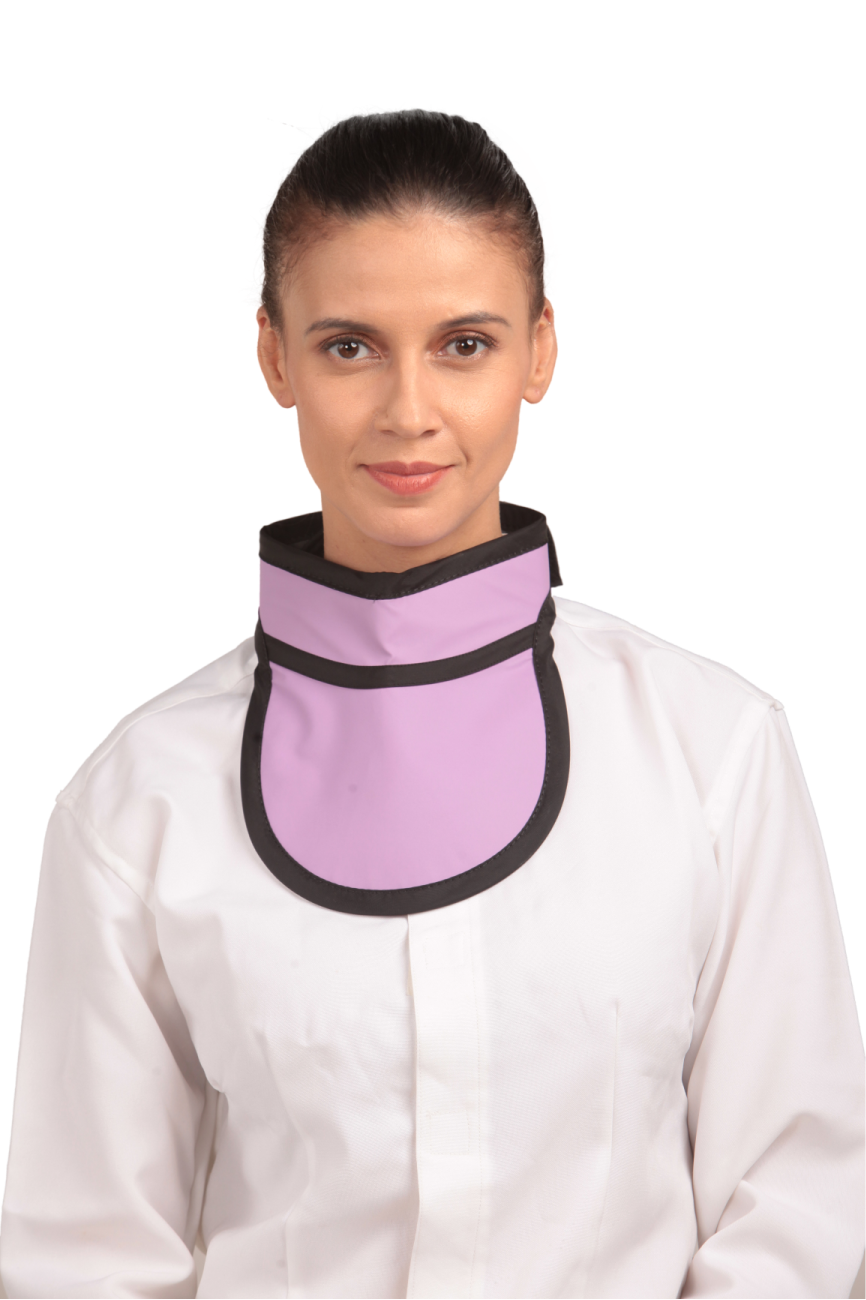Frontal view of a female model wearing a Liliac thyroid collar “Slim” with black lines around the edges. 
